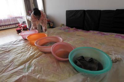 巴东楼上漏水，住户失联，小区没物管，业主维权难！律师来支招……